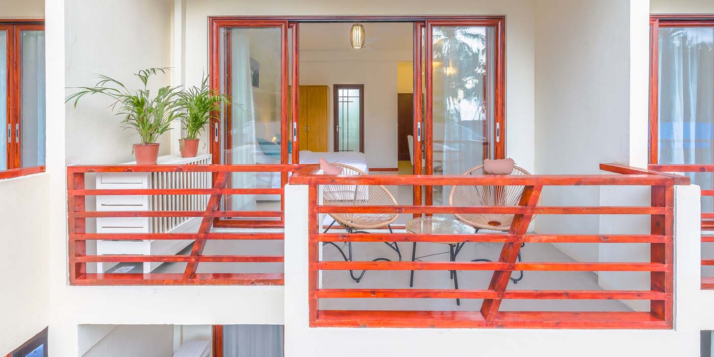 White-sand-dhigurah-Deluxe- Room-with -balcony (featured)