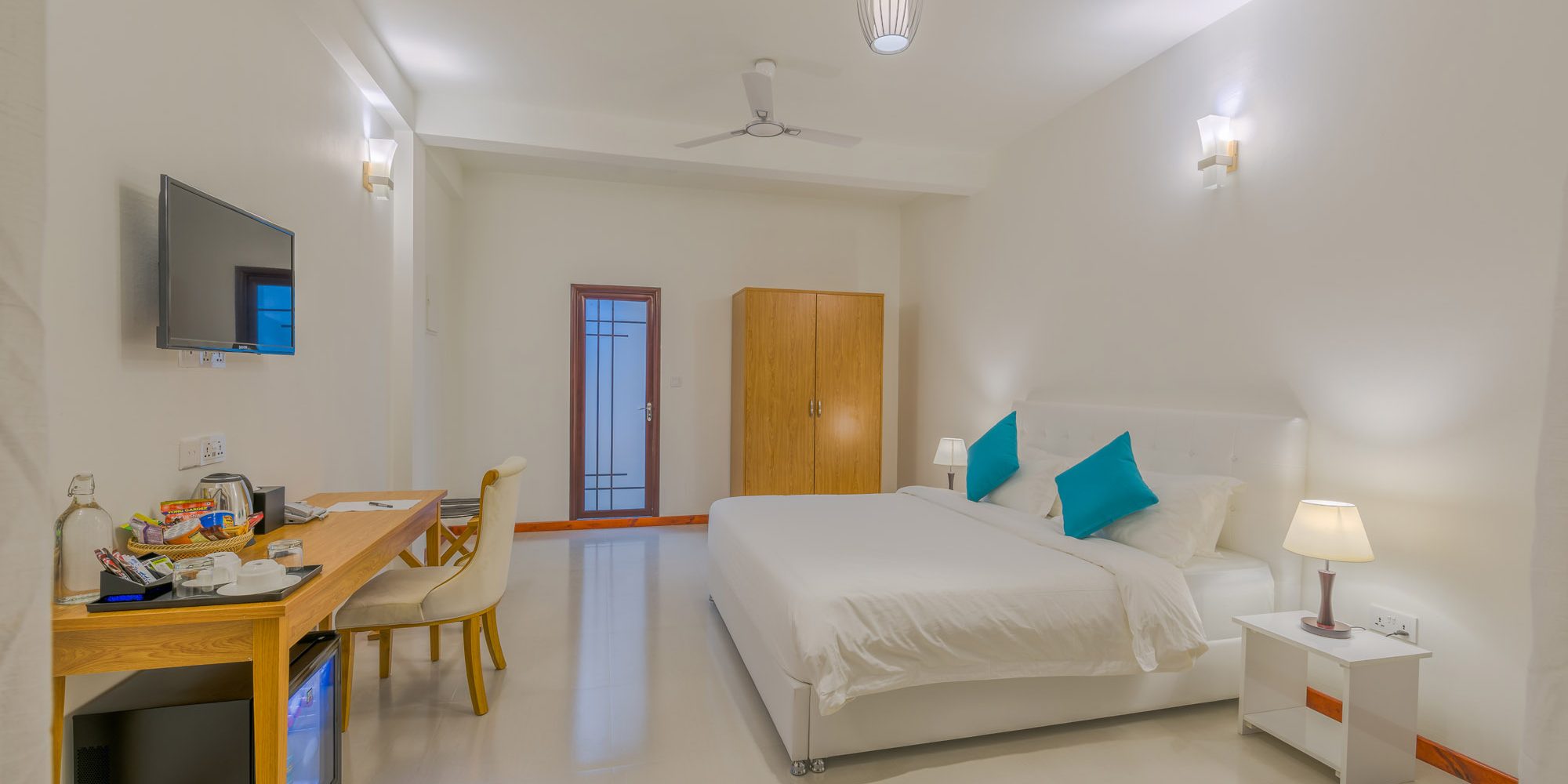 Super Deluxe with Bathtub- White-sadn-dhigurah (1)
